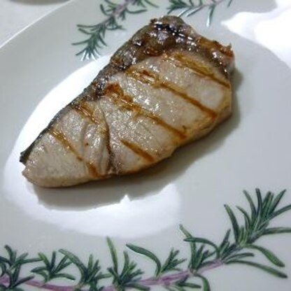 魚焼き用のフライパンで作りました。
塩味、初めてでしたが、さっぱりしておいしかったです(*^^*)